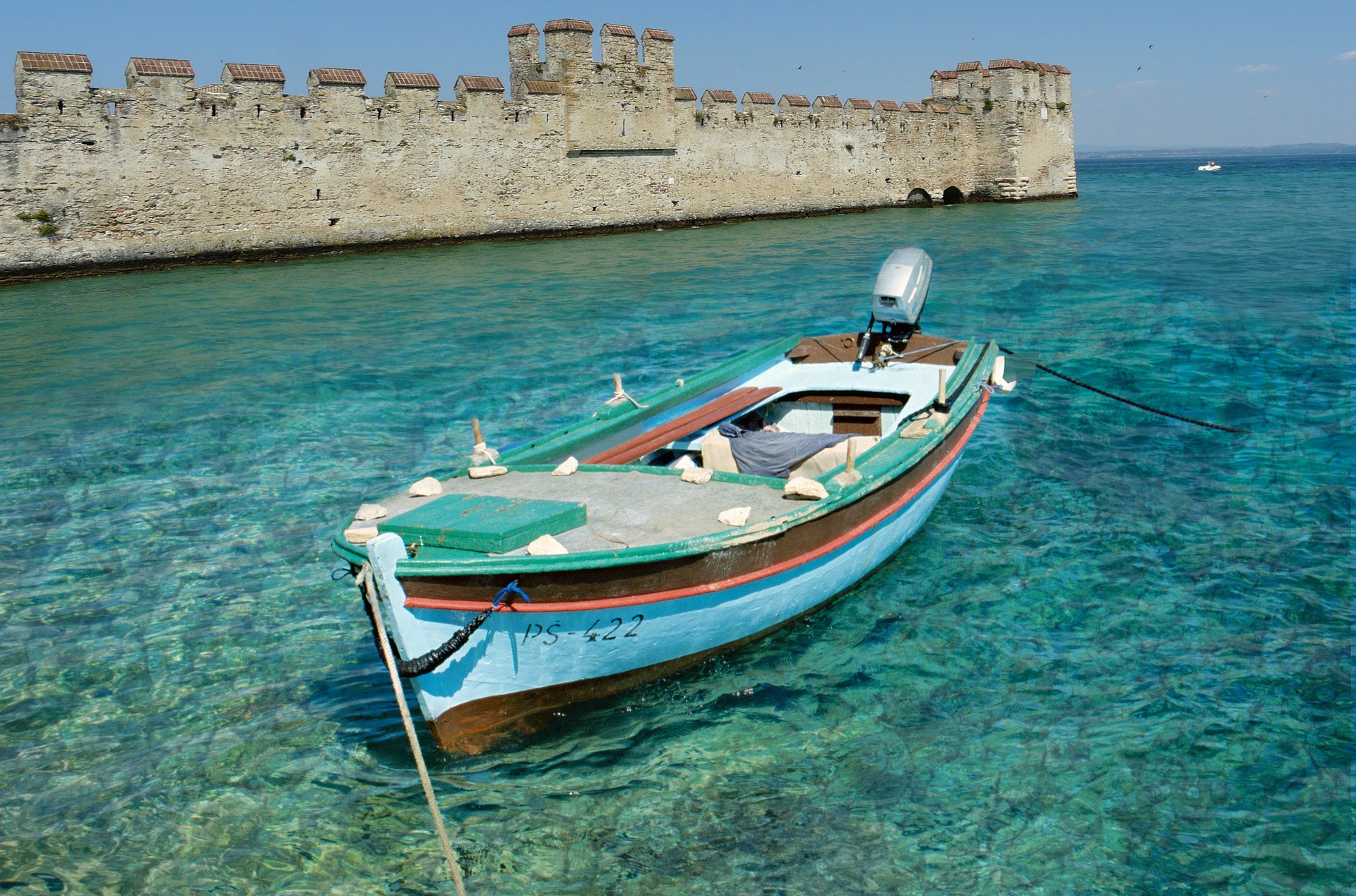 Barca nelle acque del Lago di Garda, davanti al castello di Sirmione